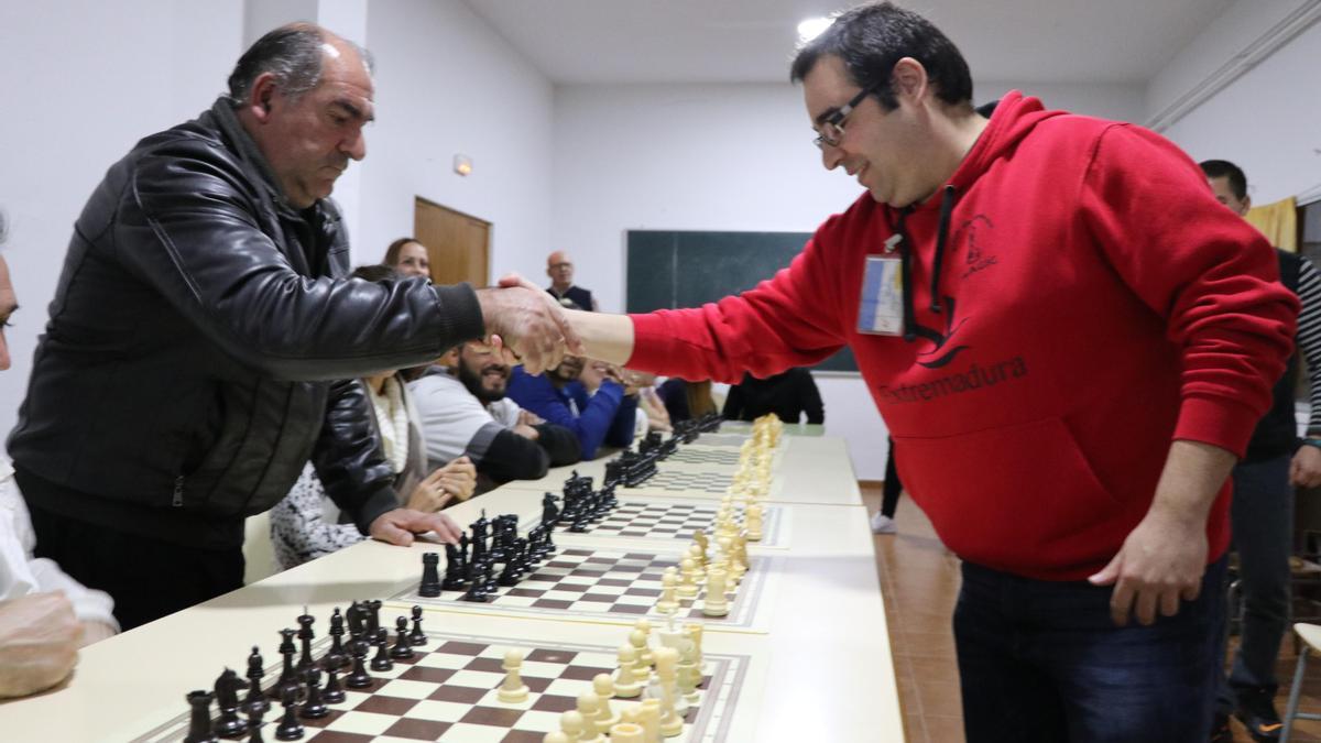 El Gran Maestro Internacional Manuel Pérez Candelario, en una visita anterior al centro.