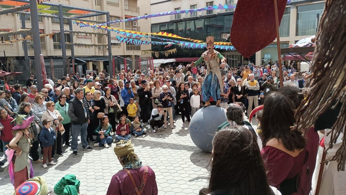Las calles se llenan de actuaciones durante la celebración.