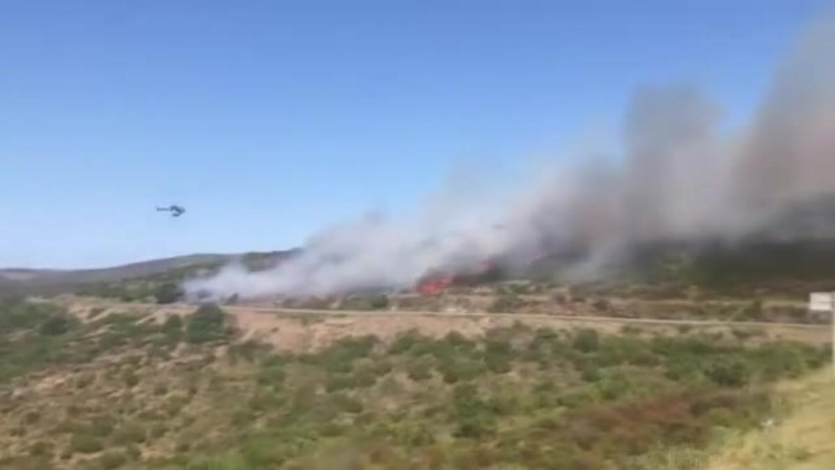 El incendio forestal afecta el Coll del Pení, en Roses.