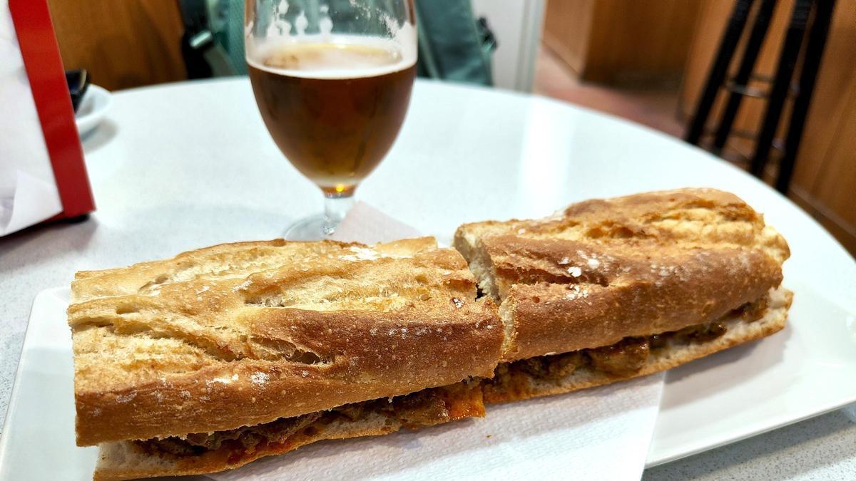 Un bocadillo de pincho moruno de pollo.