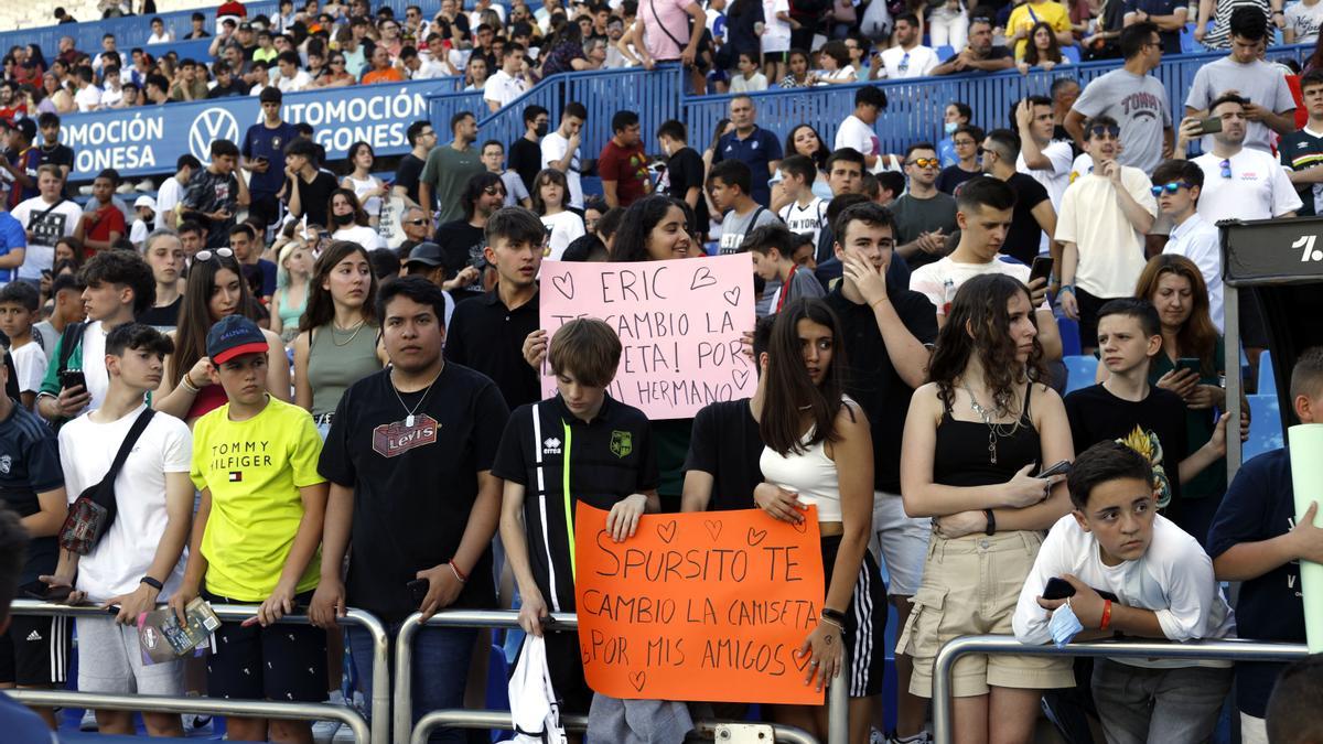 Los jóvenes aficionados portaron pancartas para sus ídolos.