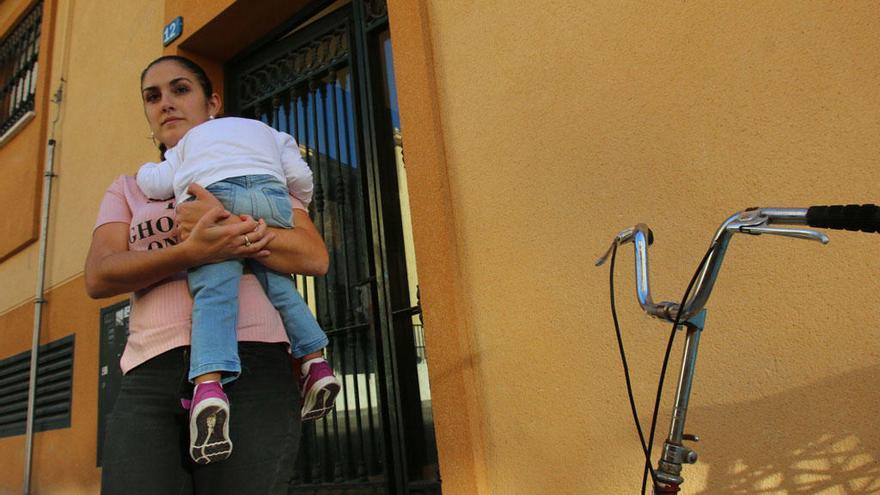 Yanira y su hija ante el inmueble en el que viven.