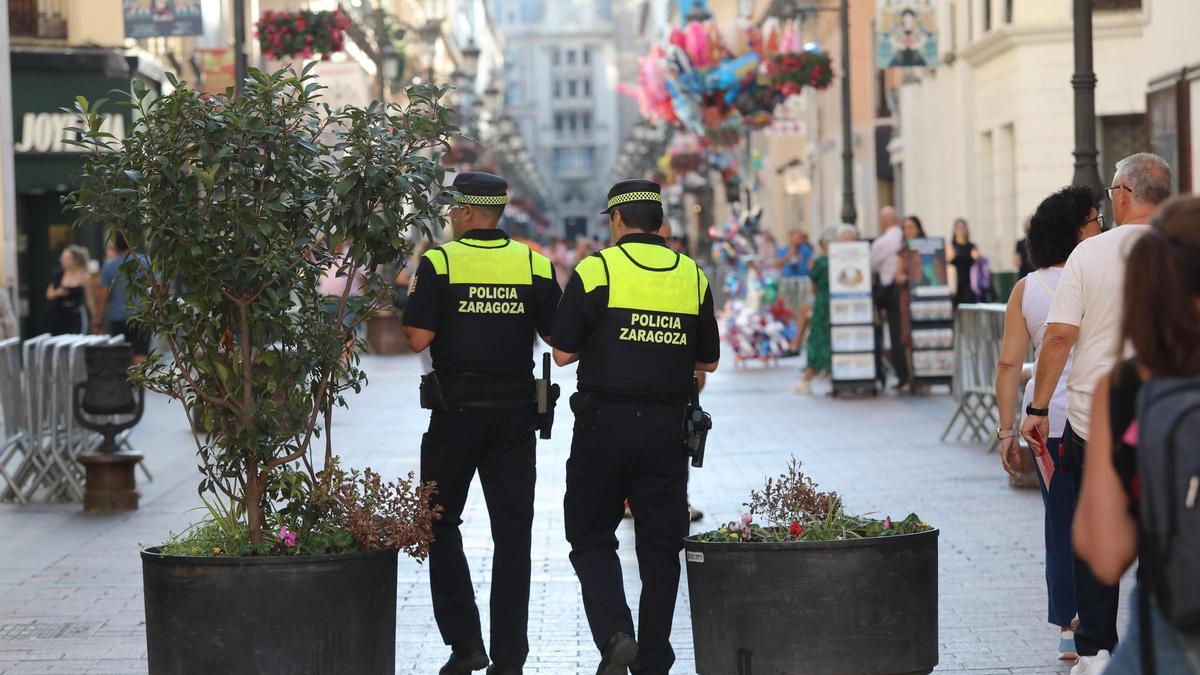 Dos policías locales en una calle de Zaragoza, en una imagen de archivo.