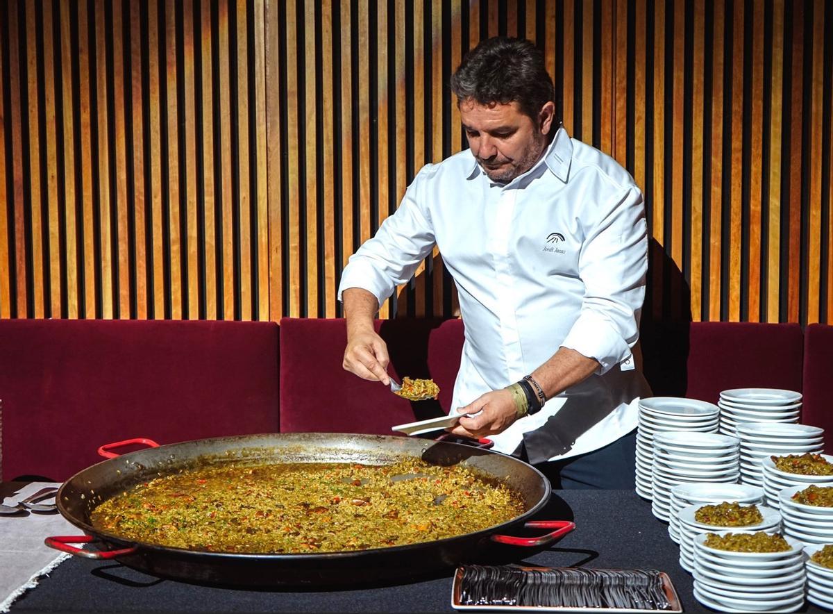 Jordi Jaques oferint un dels plats servits durant la gala.