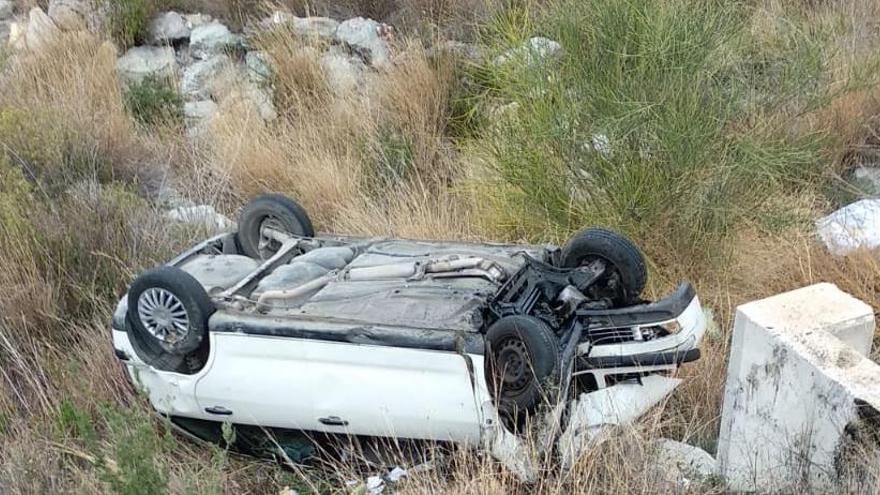 Un herido leve al caer su coche a un bancal en Xixona