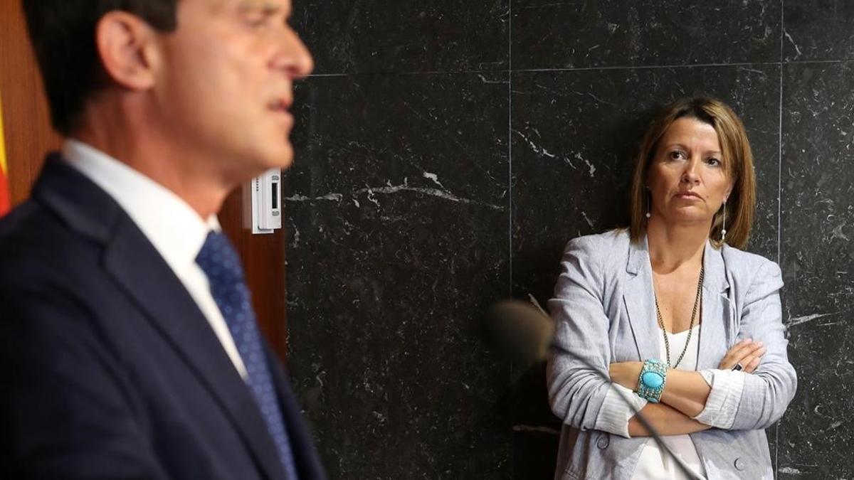 La número dos de Manuel Valls en el consistorio barcelonés, Eva Parera, junto al exprimer ministro francés.