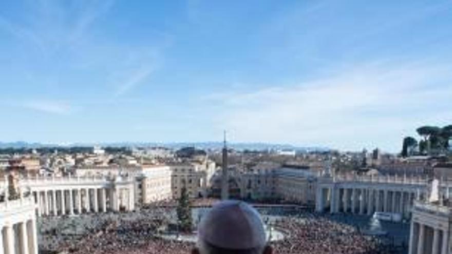 El Papa, ayer, desde la basílica de San Pedro.