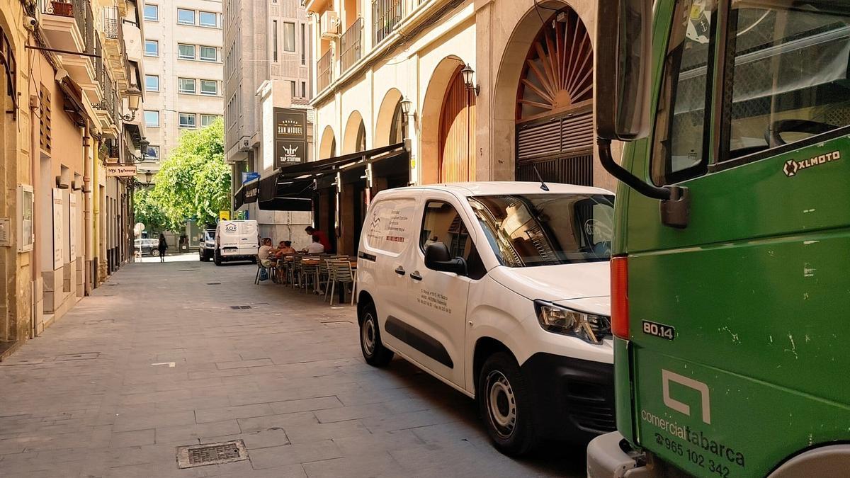 Furgonetas estacionadas en una de la calles que desembocan en la plaza Abad Penalva