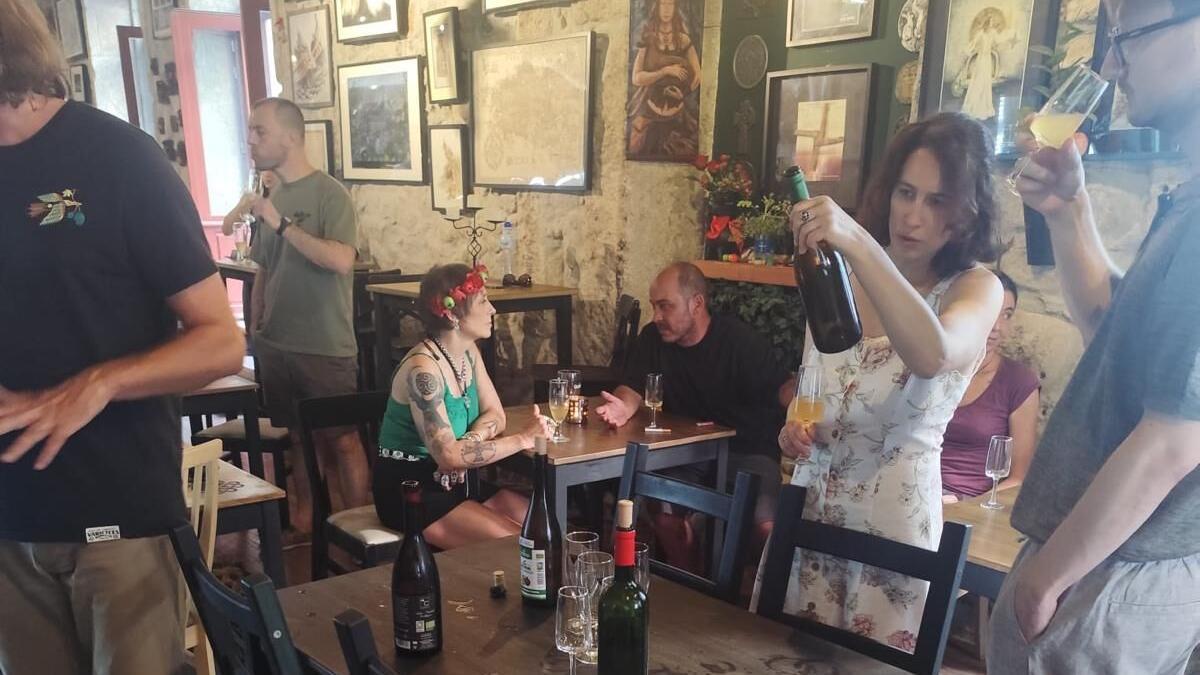 Asistentes a la presentación degustando la sidra de A Estrada.