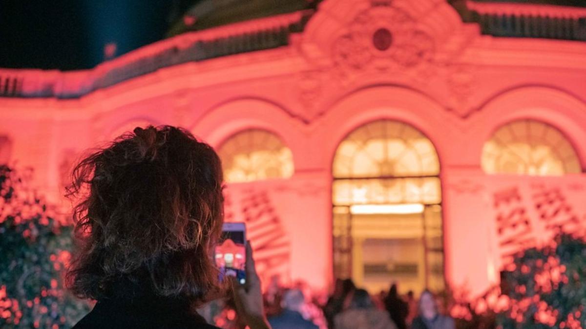 Una espectadora del Festival de Cine Europeo de Sevilla a la entrada del Casino de la Exposición.