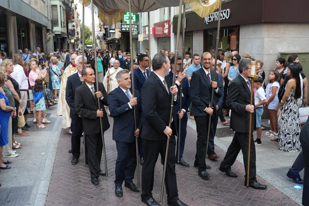 Castelló recibe con honores al Santísimo en la procesión del Corpus Christi
