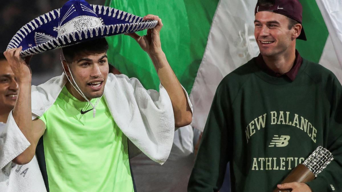 Carlos Alcaraz se pone el gorro mexicano tras ganar a Paul en una exhibición