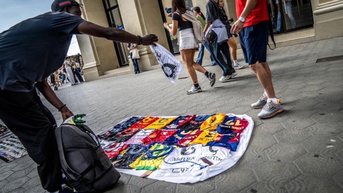 Un mantero vende camisetas en Barcelona