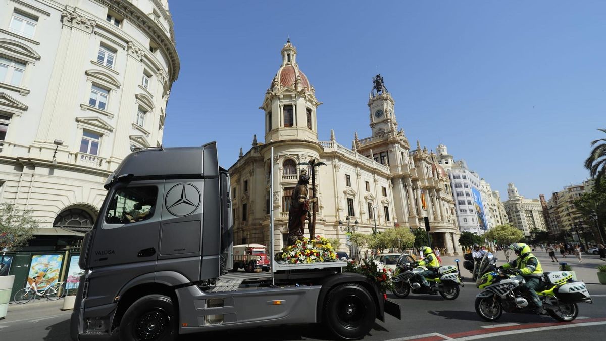 Instante de la procesión de camiones en honor a San Cristóbal por el centro de València.