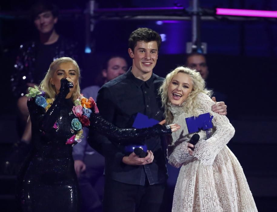 Shawn Mendes and Zara Larsson pose with their ...