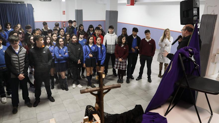 Los cofrades de Gijón buscan nuevos penitentes en el colegio San Miguel (en imágenes)