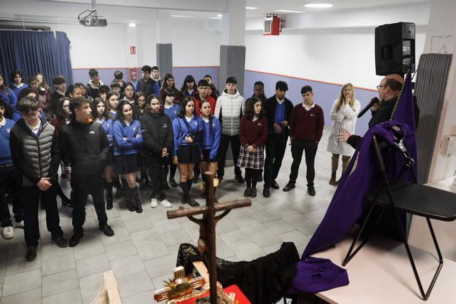 Los cofrades de Gijón buscan nuevos penitentes en el colegio San Miguel (en imágenes)