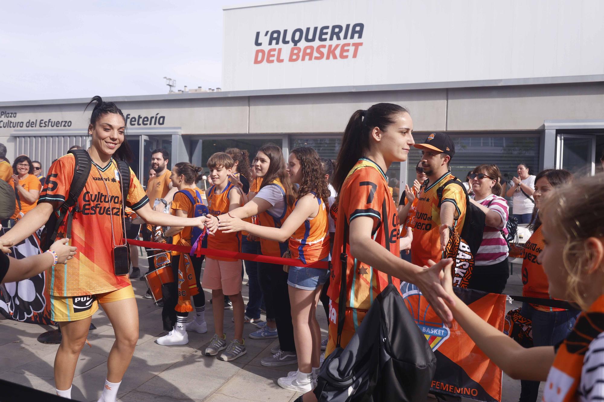 Así fue el recibimiento de los aficionados de Valencia Basket  antes de enfrentarse al  Perfumerías