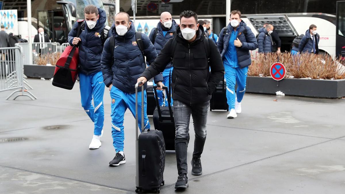 Xavi Hernández con el equipo técnico a su llegada a Munich