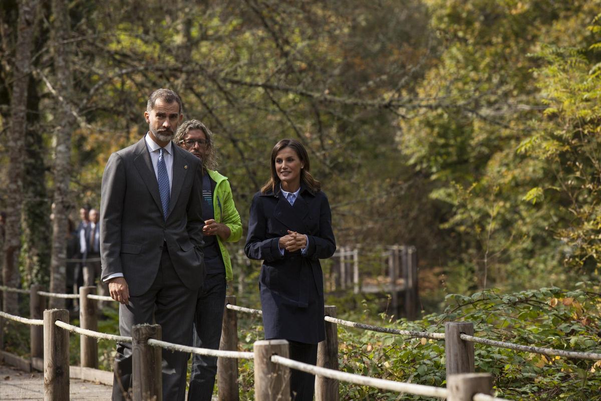 Los Reyes de España, Felipe y Letizia, en 2018, con el entonces director de Muniellos, Pablo García, durante su visita a la reserva.