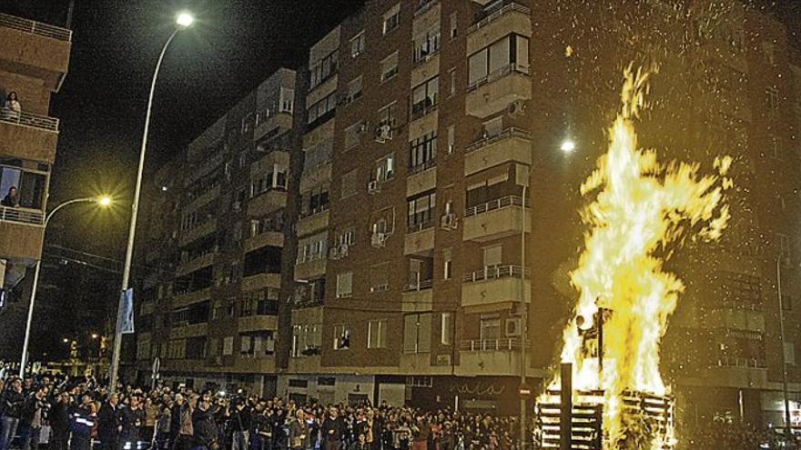 Miles de personas arropan el desfile de las comparsas y ven la quema del &#039;Marimanta&#039; en Badajoz