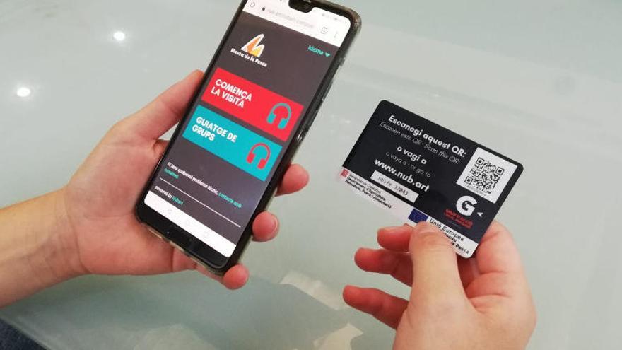 La targeta amb el codi QR que activa l&#039;audioguia al mòbil