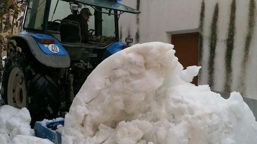 Un tractor contra la nieve en Xiva de Morella
