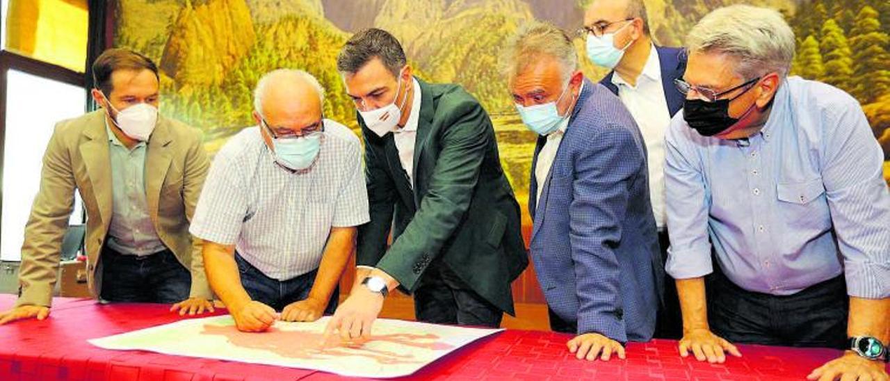 Pedro Sánchez, flanqueado por Mariano Hernández, Miguel Ángel Morcuende, Ángel Víctor Torres, Anselmo Pestana y Julio Pérez, ayer en La Palma.