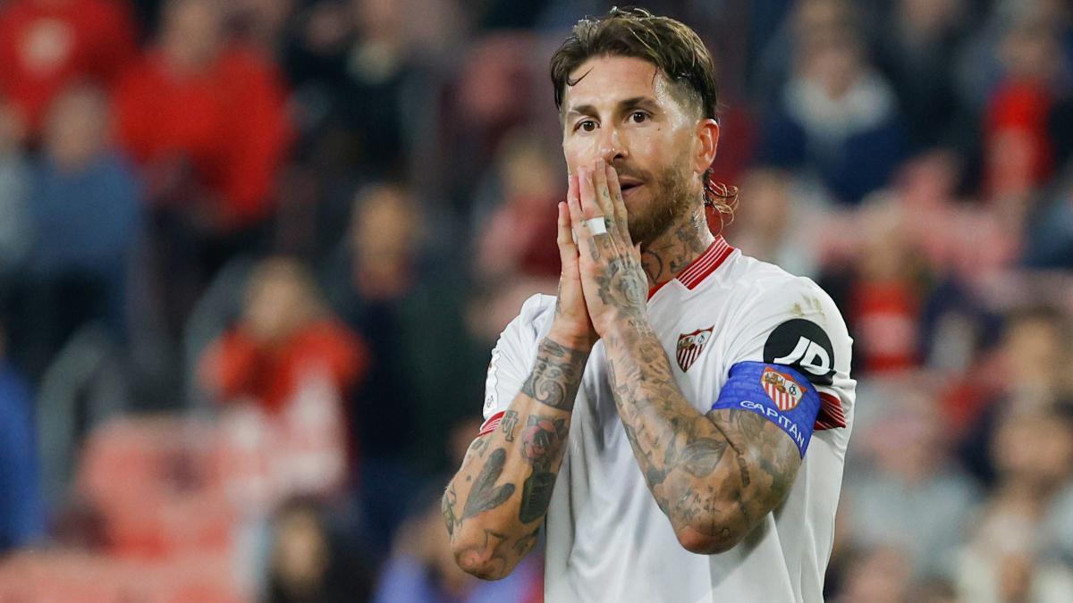 Sergio Ramos, capitán del Sevilla, se lamenta tras fallar una ocasión en los ultimos instantes del partido ante Osasuna