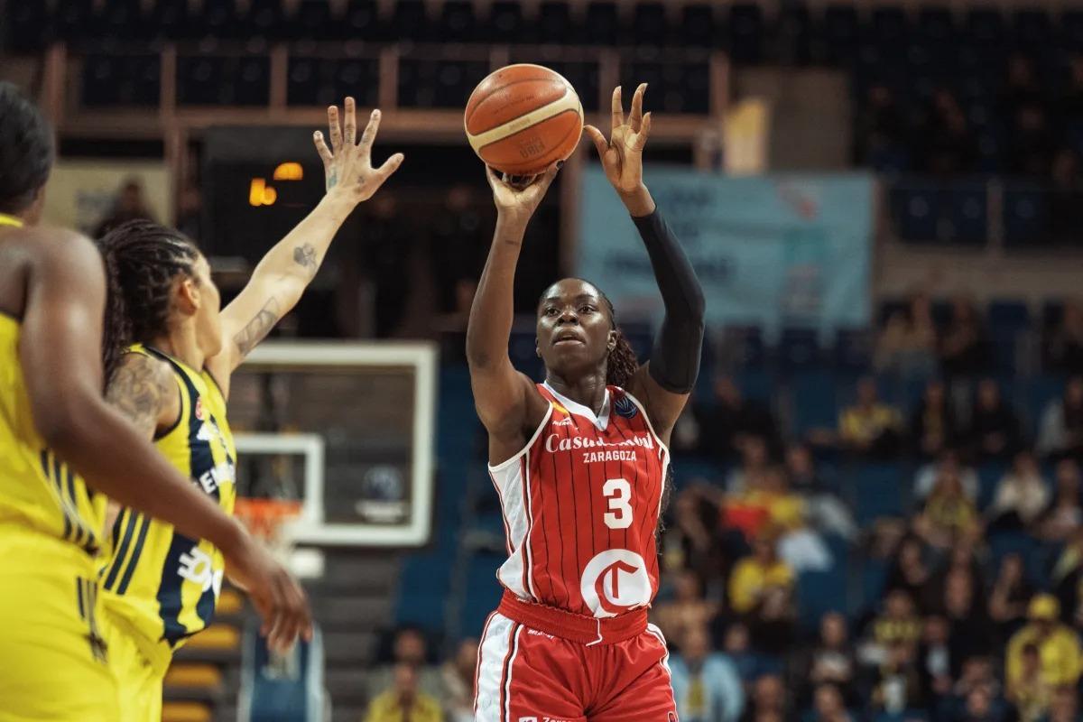 Bankolé, lanzando a canasta durante el duelo europeo en Turquía