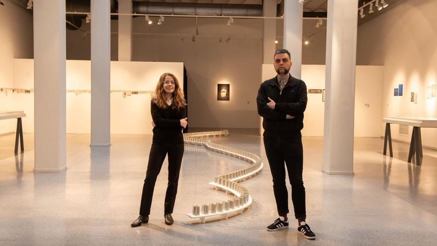 Irene de Andrés y Alán Carrasco junto a una de las piezas centrales de la exposición ‘Un horizonte que se pierde de vista’.