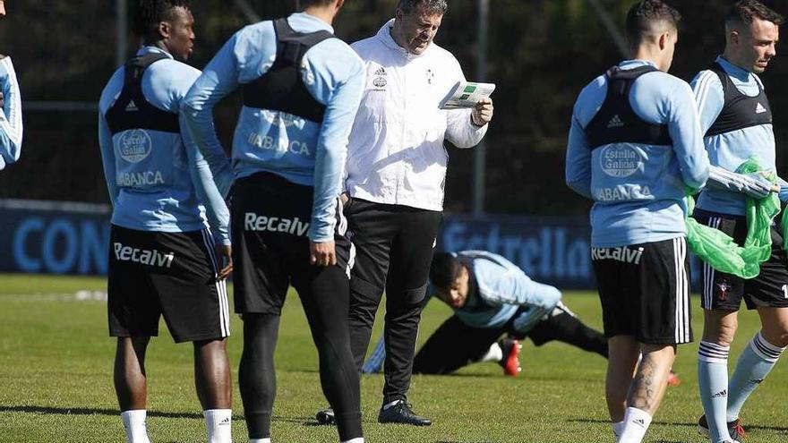 Óscar García da instrucciones a los jugadores celestes durante un entrenamiento en las instalaciones de A Madroa. // R. Grobas