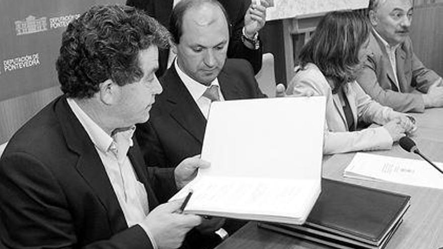 Lores y Louzán firmaron ayer un convenio de colaboración interinstitucional. / rafa Vázquez