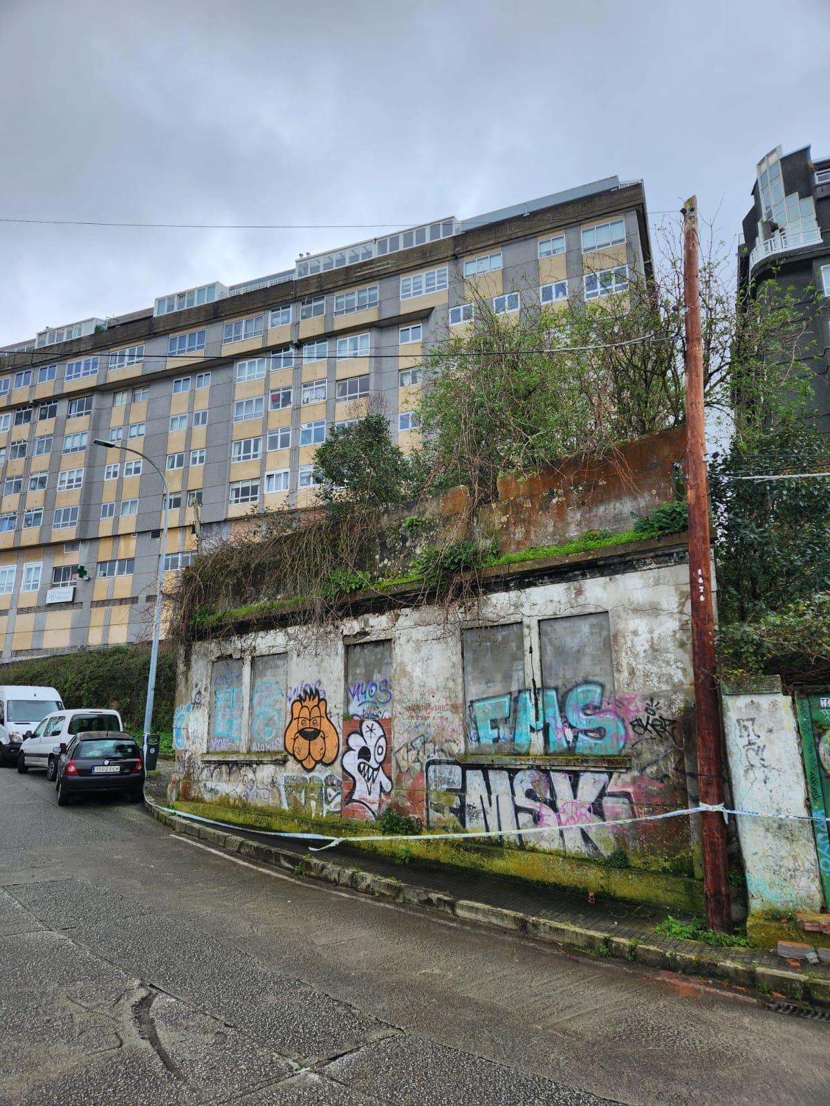 El riesgo "inminente" de derrumbe de un edificio abandonado obliga a cortar un tramo de la calle Montes