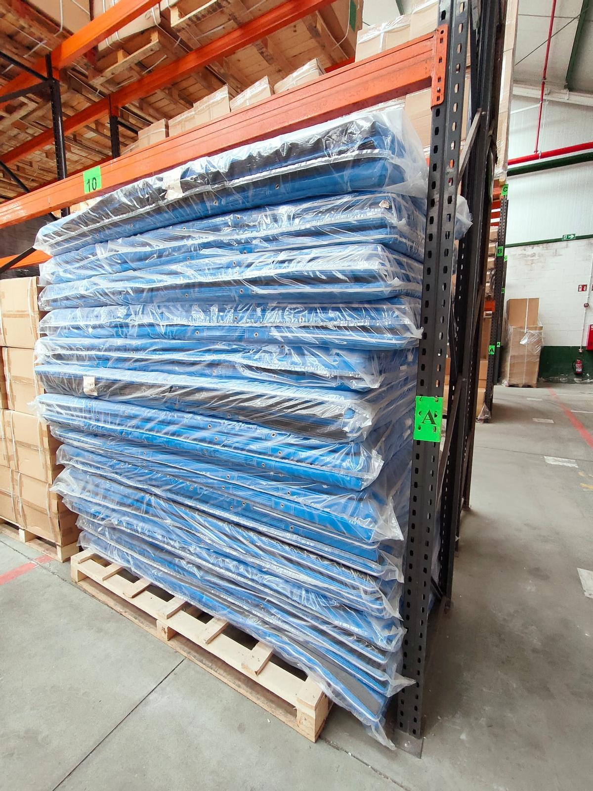 Colchonetas azules para los gimnasios.jpg