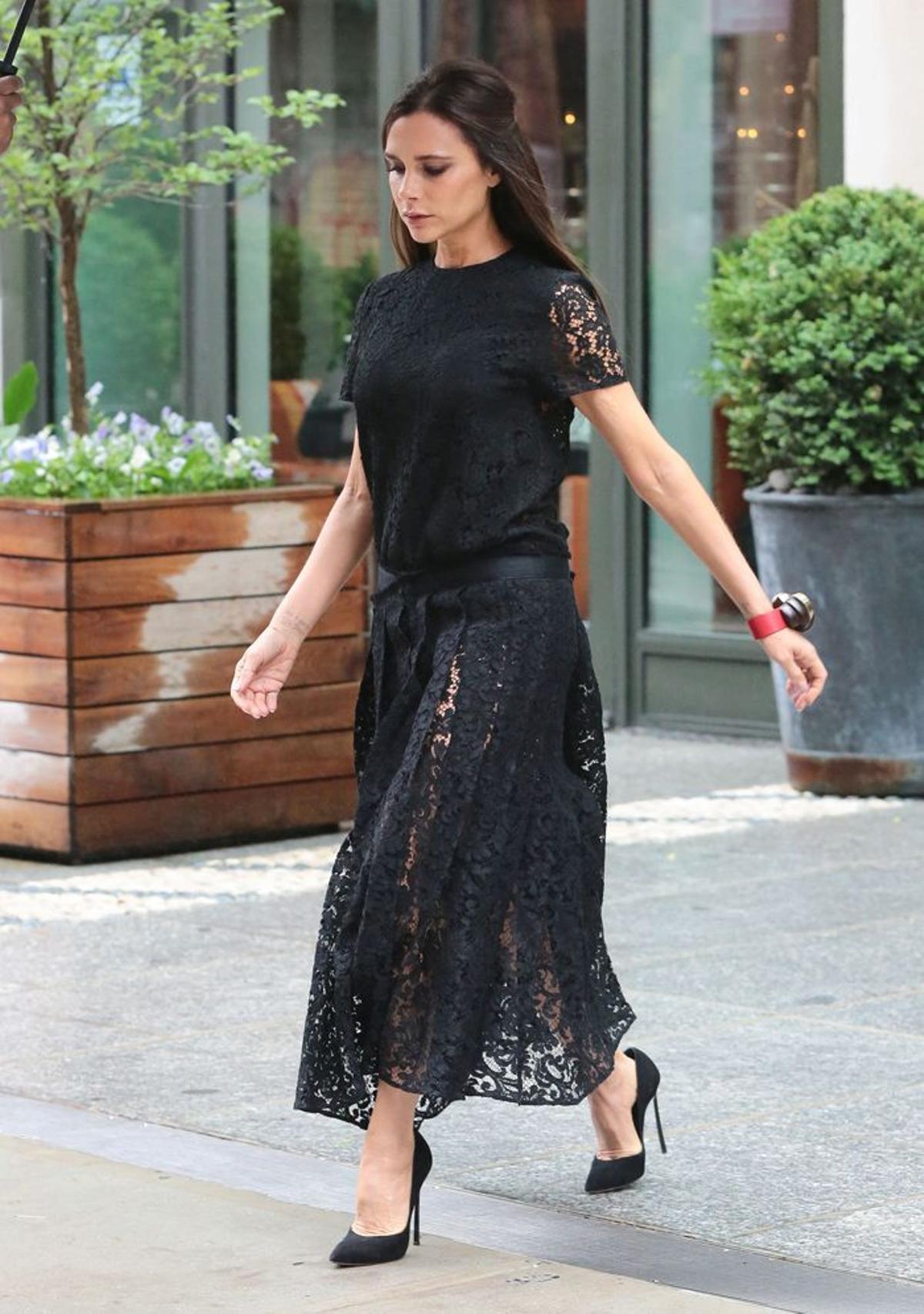 El look en negro de Victoria Beckham