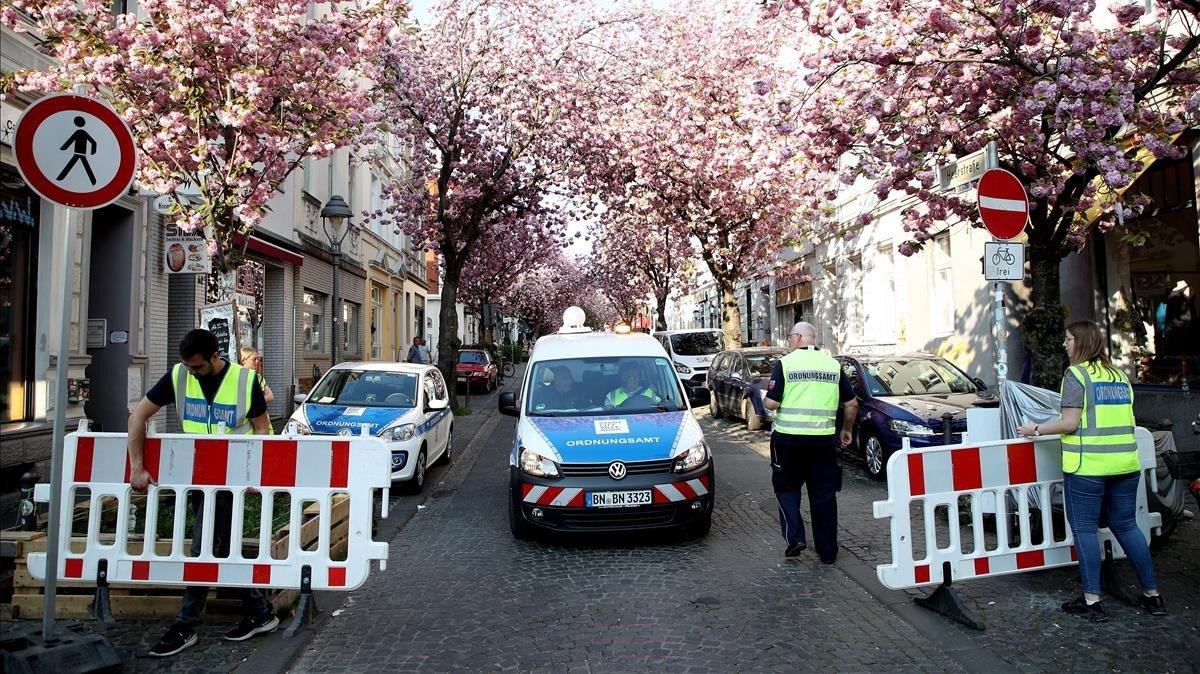 La policía municipal bloquea el acceso a una calle en Bonn, Alemania.