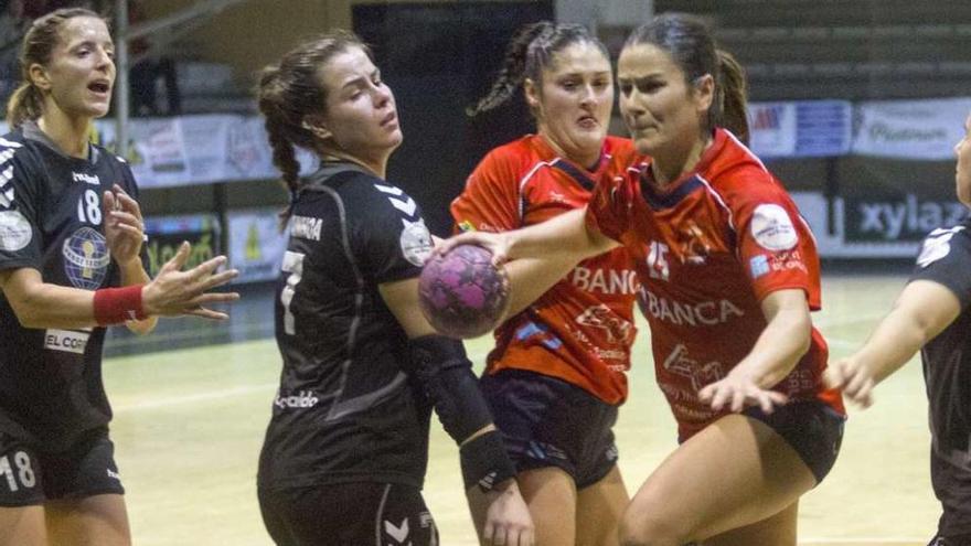 Andrea Dapena, con la pelota, durante un partido de este curso. // Jose´Lores