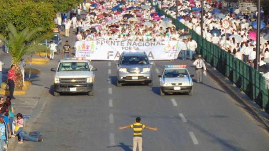 Un niño se planta en México para frenar una multitudinaria marcha antihomosexuales