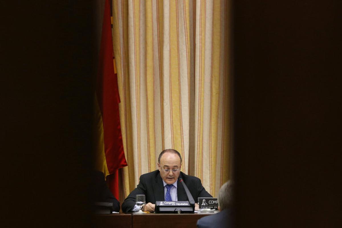 El governador del Banc d’Espanya, Luis María Linde, durant la seva compareixença en la comissió del Congrés dels Diputats. El governador del Banc d’Espanya, Luis María Linde, durant la seva compareixença en la comissió del Congrés dels Diputats.