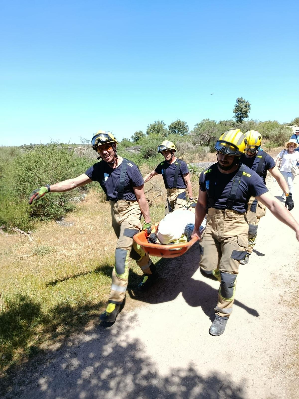 Bomberos del Sepei de la Diputación de Cáceres durante el rescate.