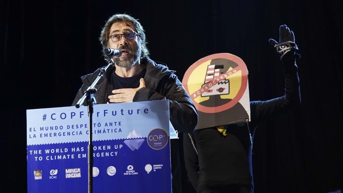 El actor Javier Bardem,  durante la lectura del manifiesto que ha cerrado la marcha por el clima de Madrid, el 6 de diciembre del 2019