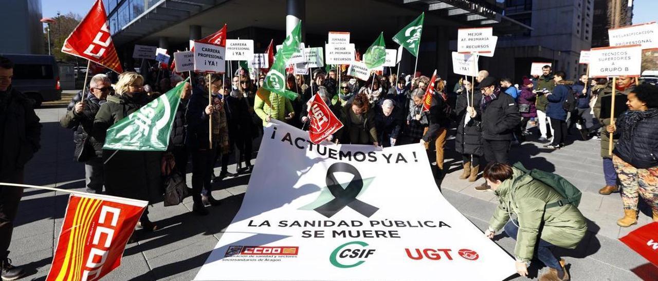 Concentración de los sindicatos convocantes de la huelga, ante el Salud, el pasado 3 de febrero.