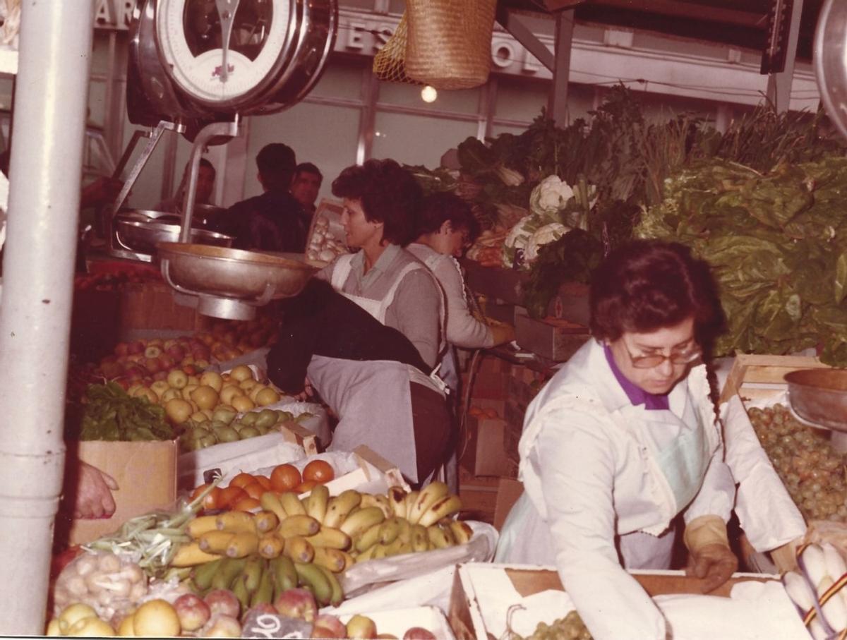 Cuatro generaciones de fruteros han convertido este puesto del Mercado Central en un referente del sector, combinando tradición, adaptación e innovación.