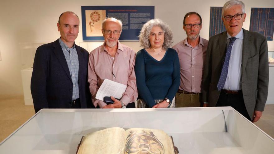 Pablo León (director general de Patrimonio Cultural del Principado), Paolo Cherubini, María Antonia Pedregal (directora del Museo Arqueológico de Asturias), César García de Castro y Gian Luca Potestà, en la exposición sobre la cultura bíblica del Reino de Asturias en el Museo Arqueológico.