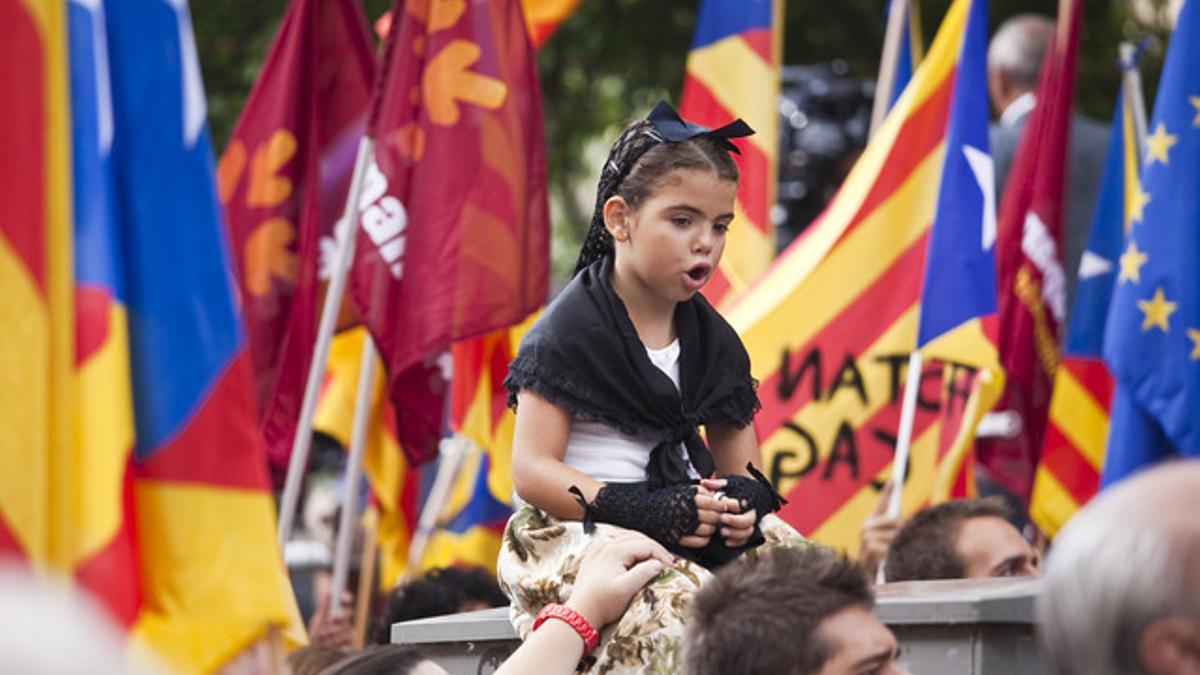 Una niña vestida de 'pubilla' en la ofrenda floral al monumento a Rafael Casanova.