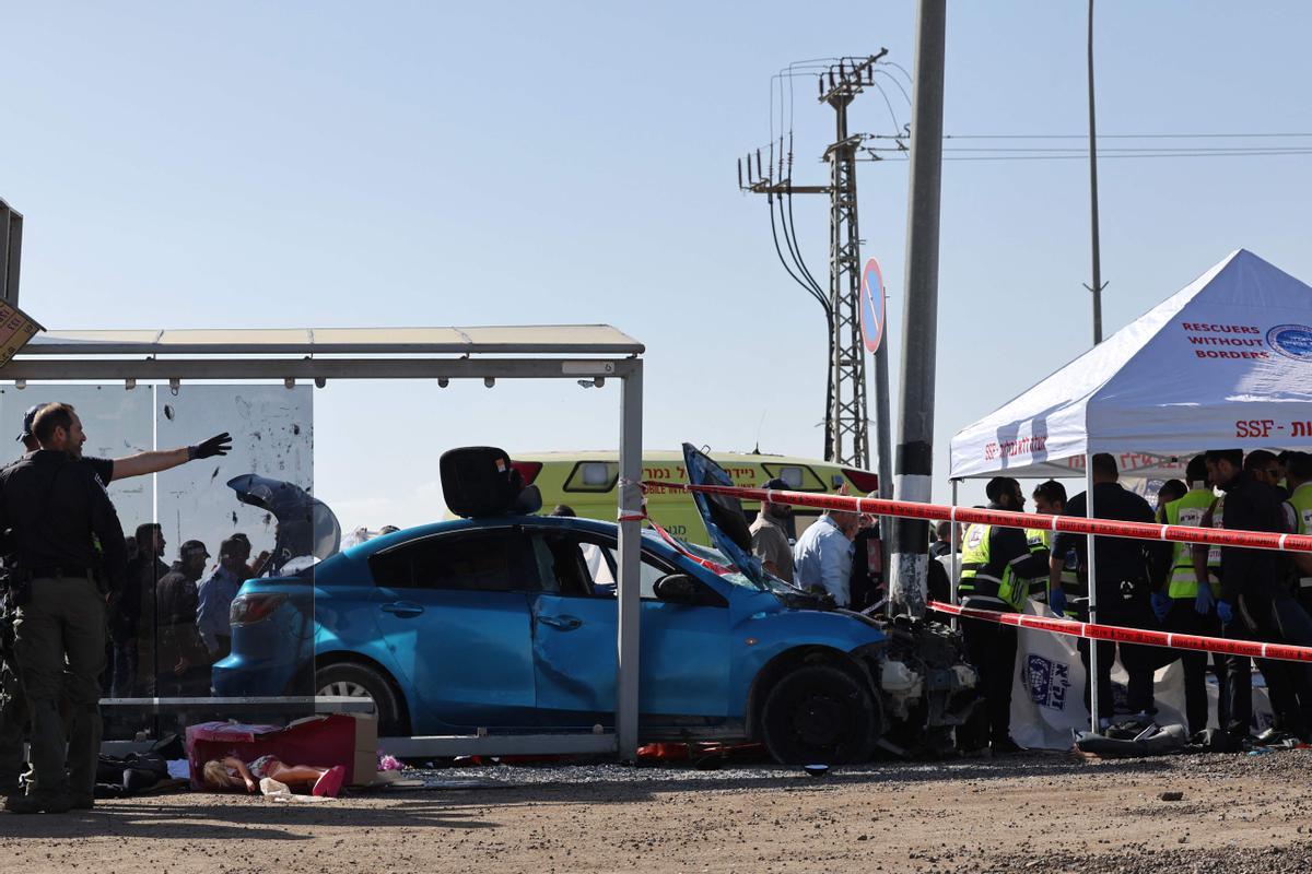 Un terrorista palestino arrolló deliberadamente con un automóvil a grupo de personas que estaban esperando el autobús en una parada del barrio de Ramot en Jerusalén.