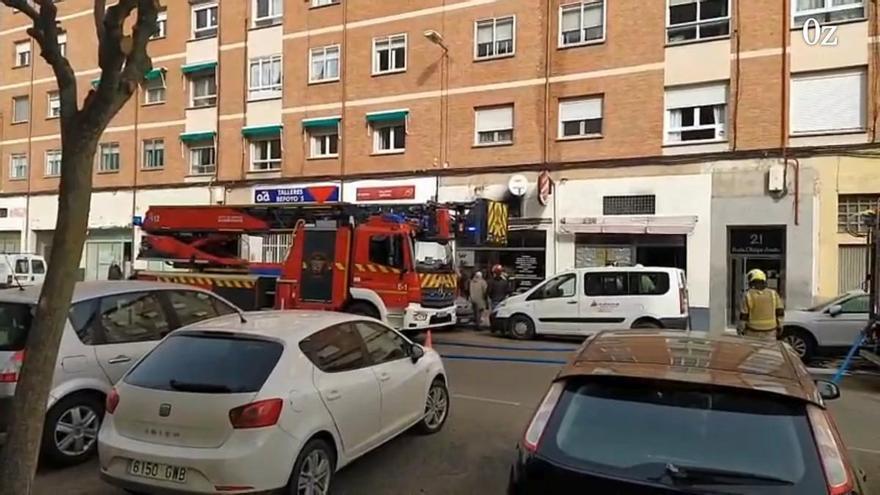 Incendio en la cocina de un bar de Obispo Acuña en Zamora: despliegue de bomberos y calle cortada