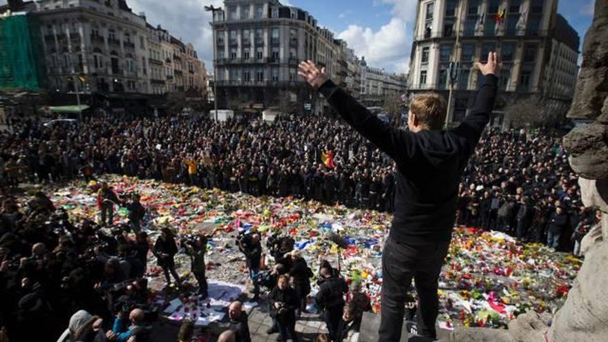 Bélgica vive un día de registros con un incidente ultra en el homenaje a las víctimas