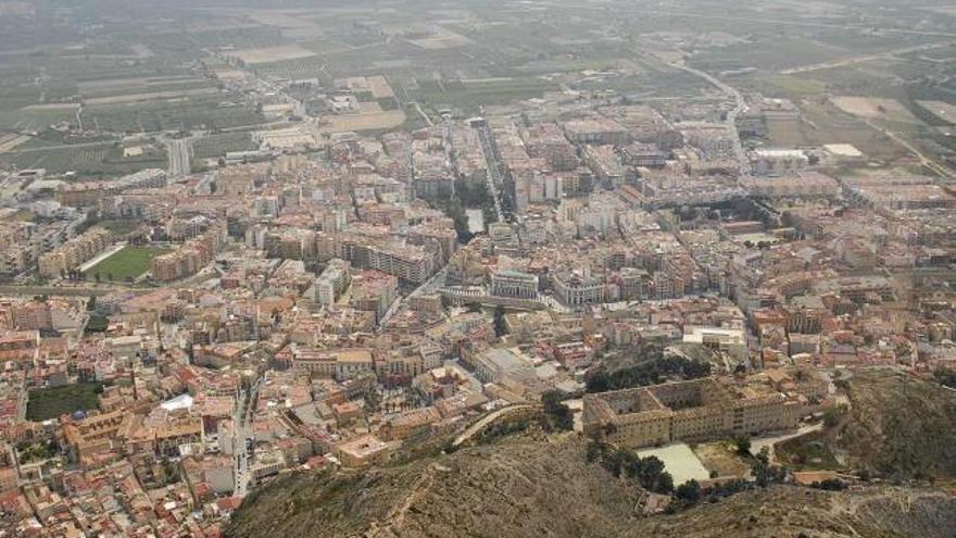 Vista aérea del casco urbano de Orihuela, con el Seminario de San Miguel en primer término.